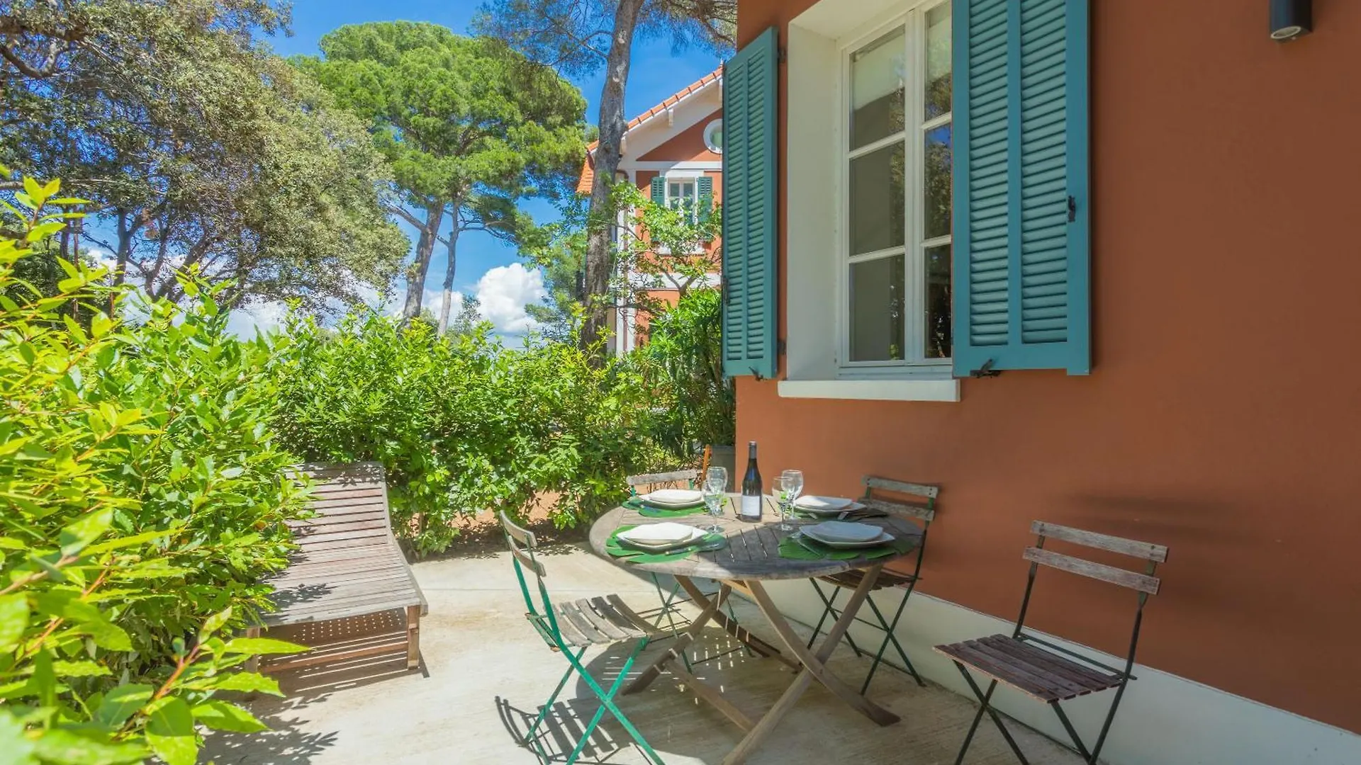 Holiday home Chalet Au Bord De L'Eau Frejus